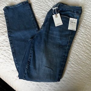 Good American Good Legs Straight fit. Medium blue wash Size 6-12